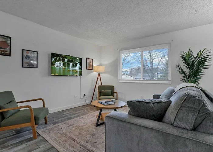 Modern 4br Retreat Fenced Yard Near Easton *