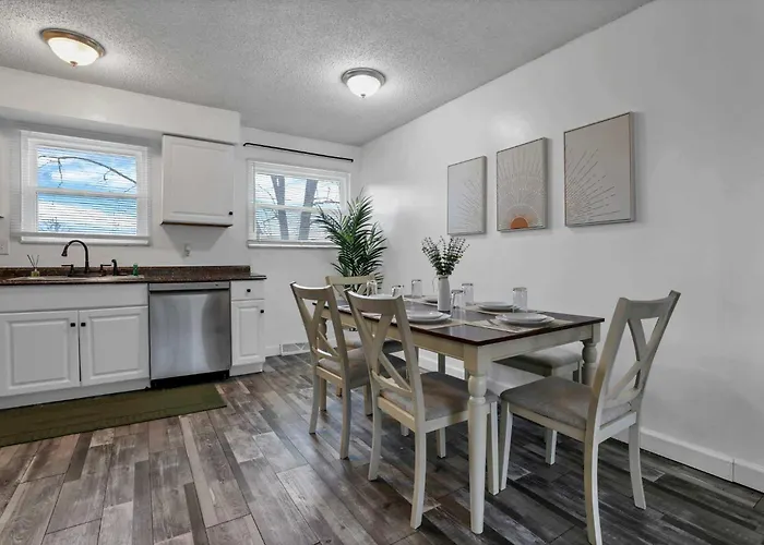 Modern 4br Retreat Fenced Yard Near Easton *