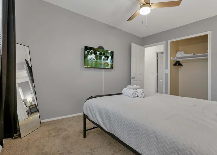 Modern 4br Retreat Fenced Yard Near Easton Holiday home *