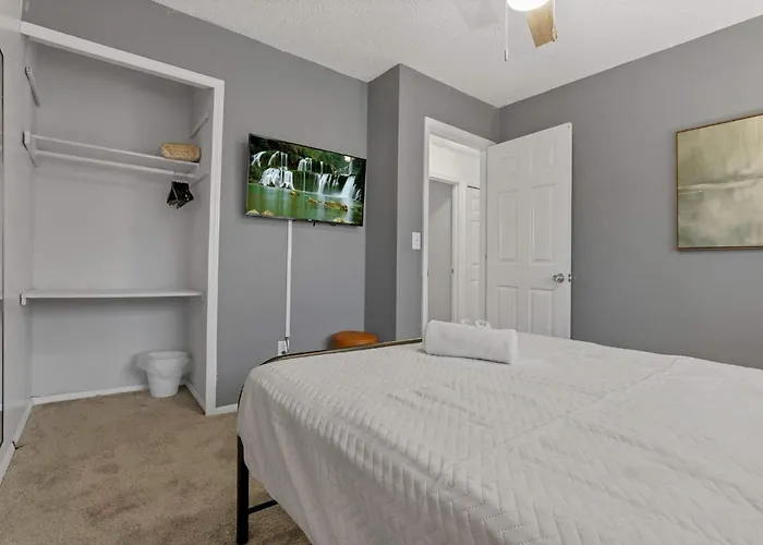 Modern 4br Retreat Fenced Yard Near Easton Holiday home