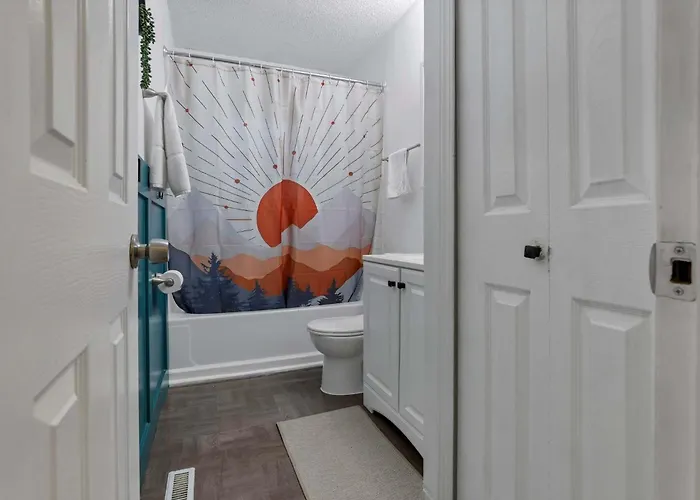 Modern 4br Retreat Fenced Yard Near Easton Holiday home *