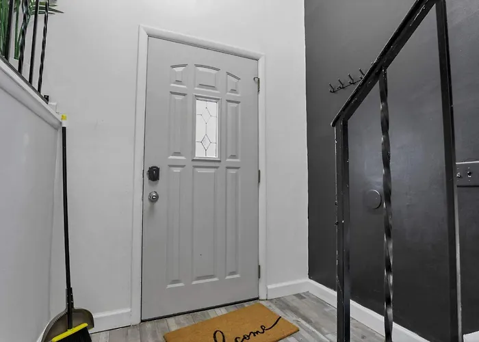 Modern 4br Retreat Fenced Yard Near Easton