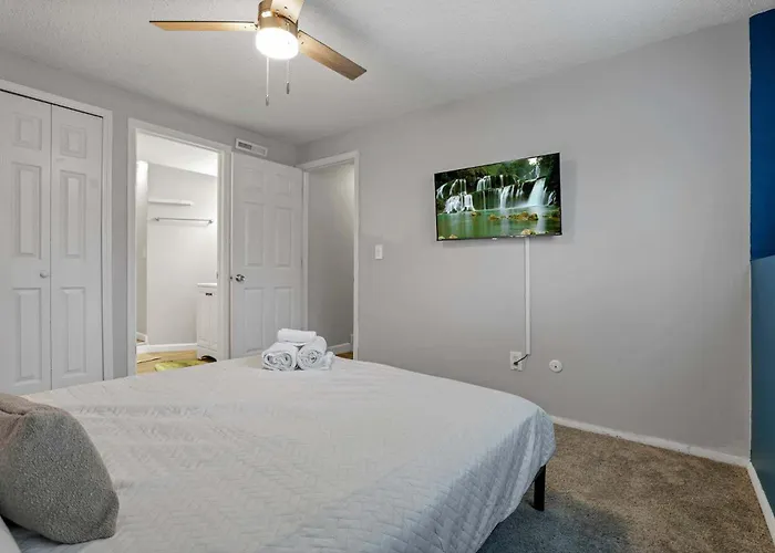 Modern 4br Retreat Fenced Yard Near Easton Holiday home