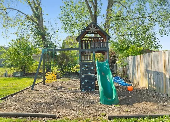 Modern 4br Retreat Fenced Yard Near Easton *